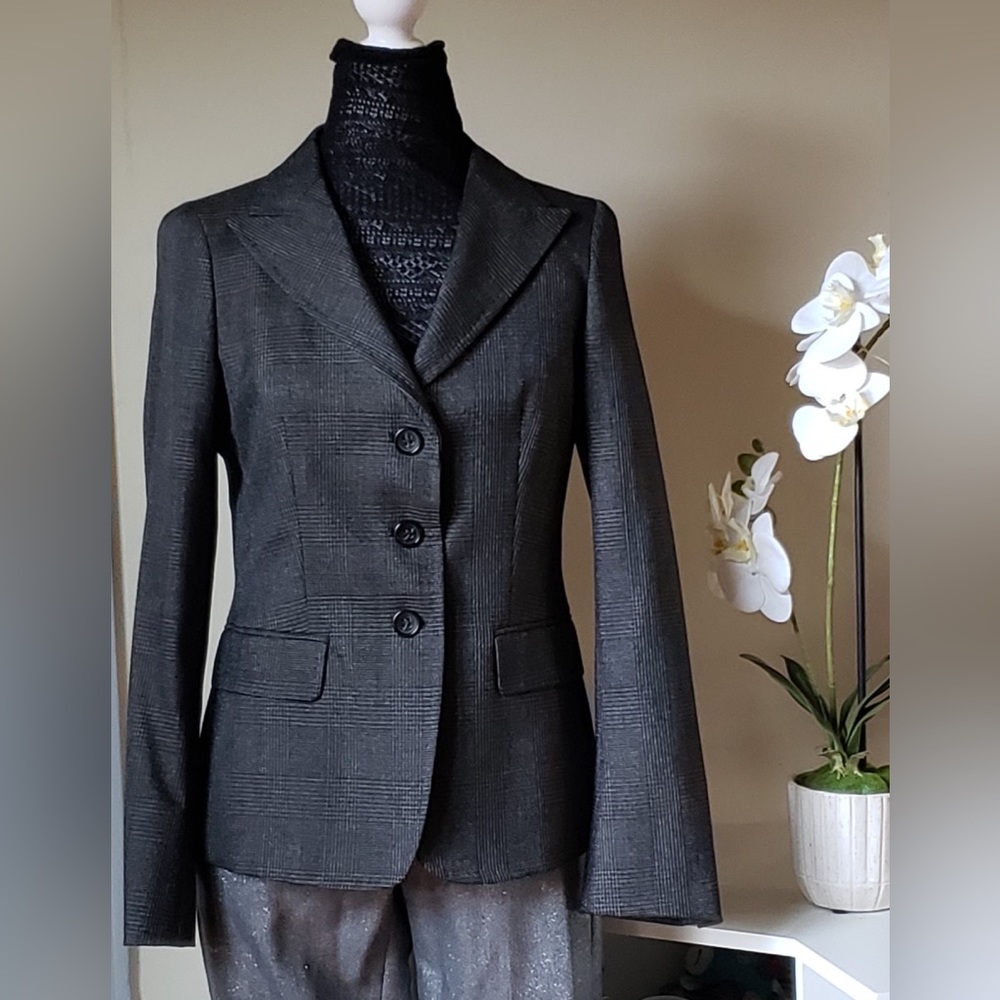 Pre Owned MaxMara wool blend plaid  blazer in excellent condition